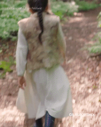 Imagem animada de crianças andando por um caminho dentro de uma mata, com várias arvores. 